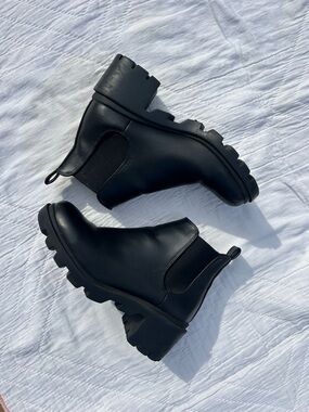 Steve Madden Black Lug Sole Chelsea Boots Size 8.5 | Platform Ankle Booties